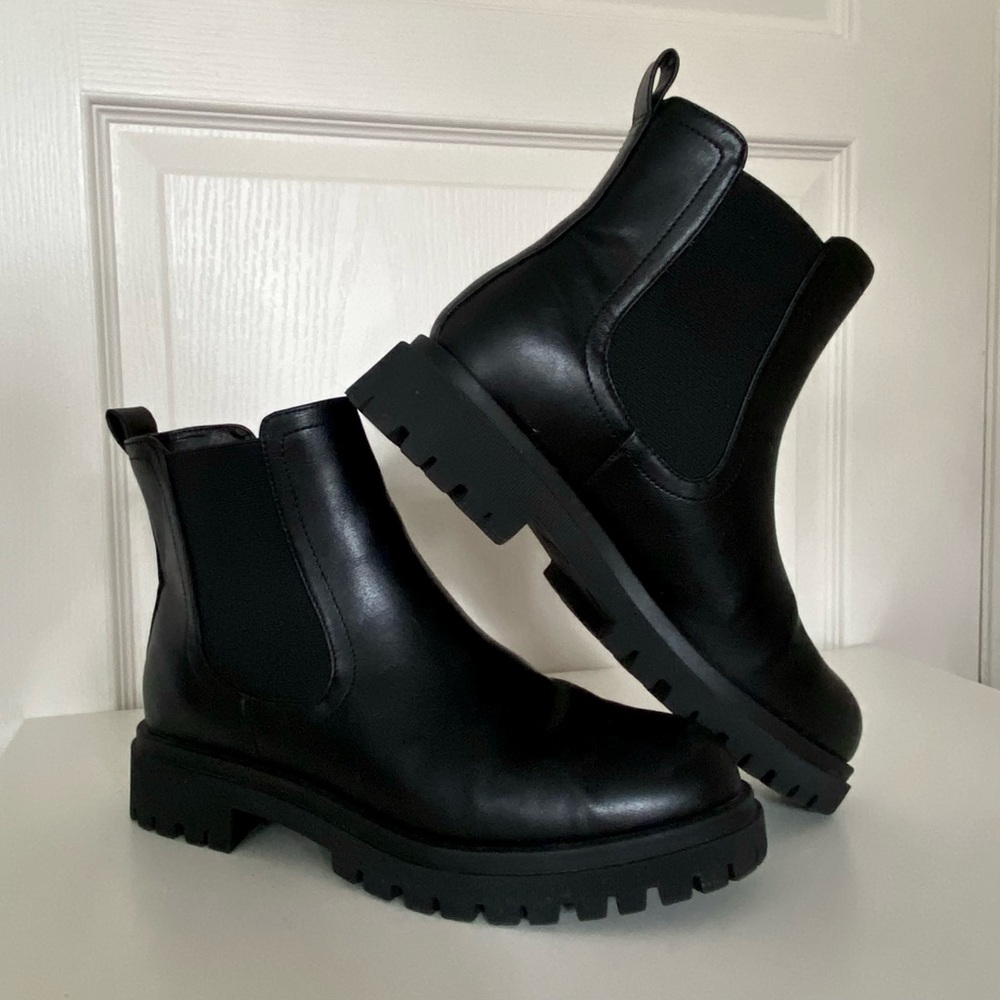 Old Navy Black Chelsea Lug Sole Ankle Boots